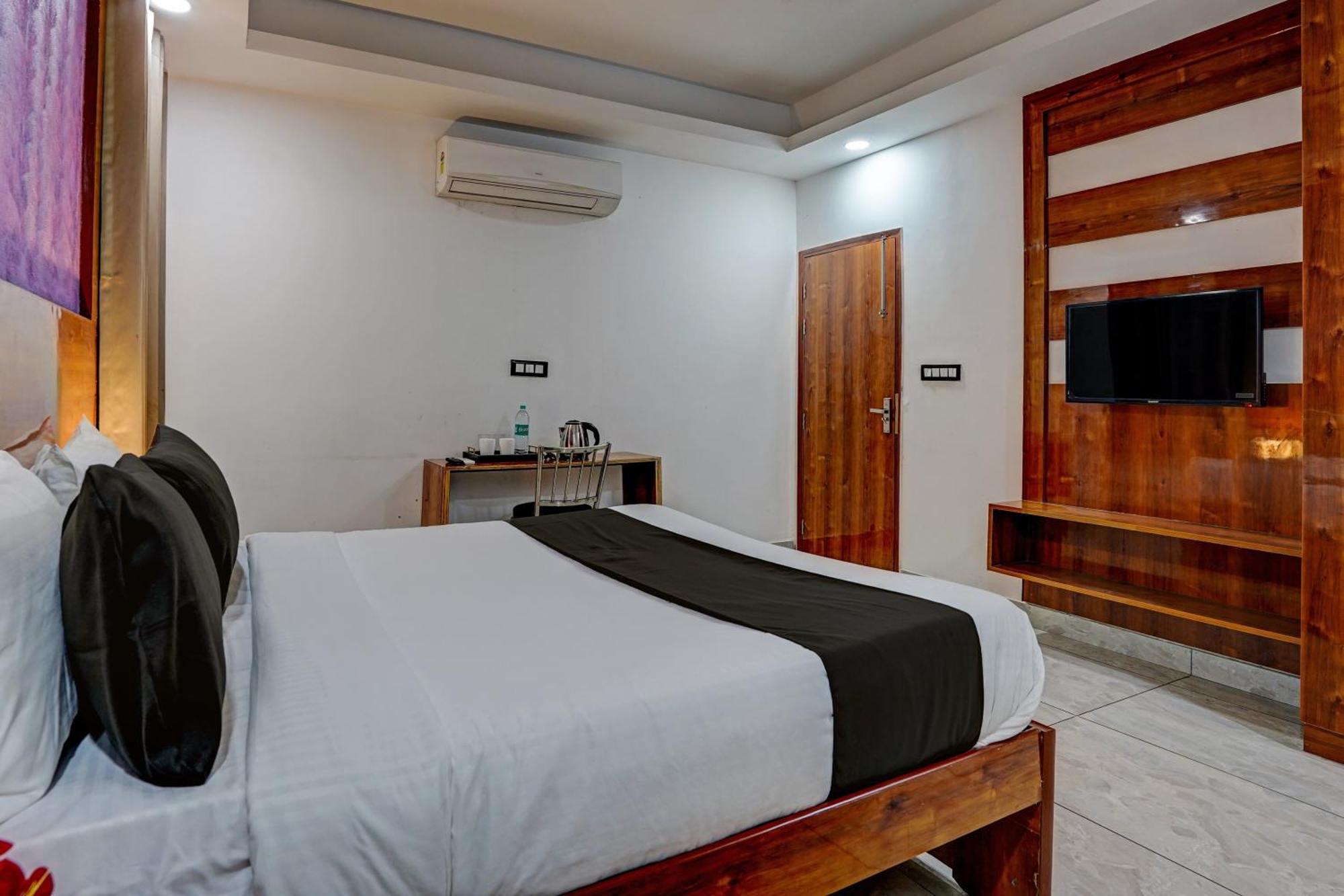 Hotel Hight Krone A Family Hotel Near Igi Airport Delhi Нью-Дели Экстерьер фото