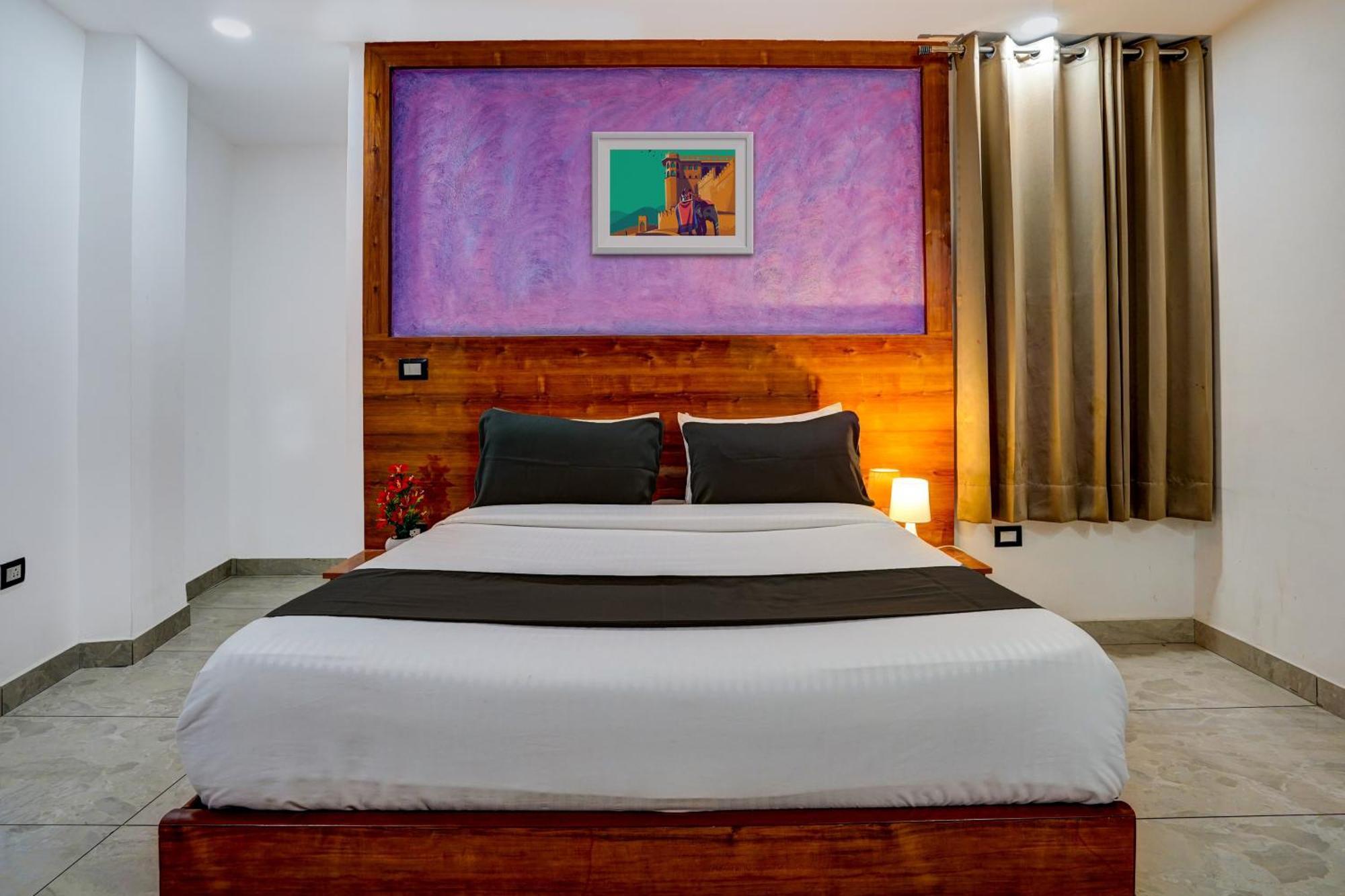 Hotel Hight Krone A Family Hotel Near Igi Airport Delhi Нью-Дели Экстерьер фото