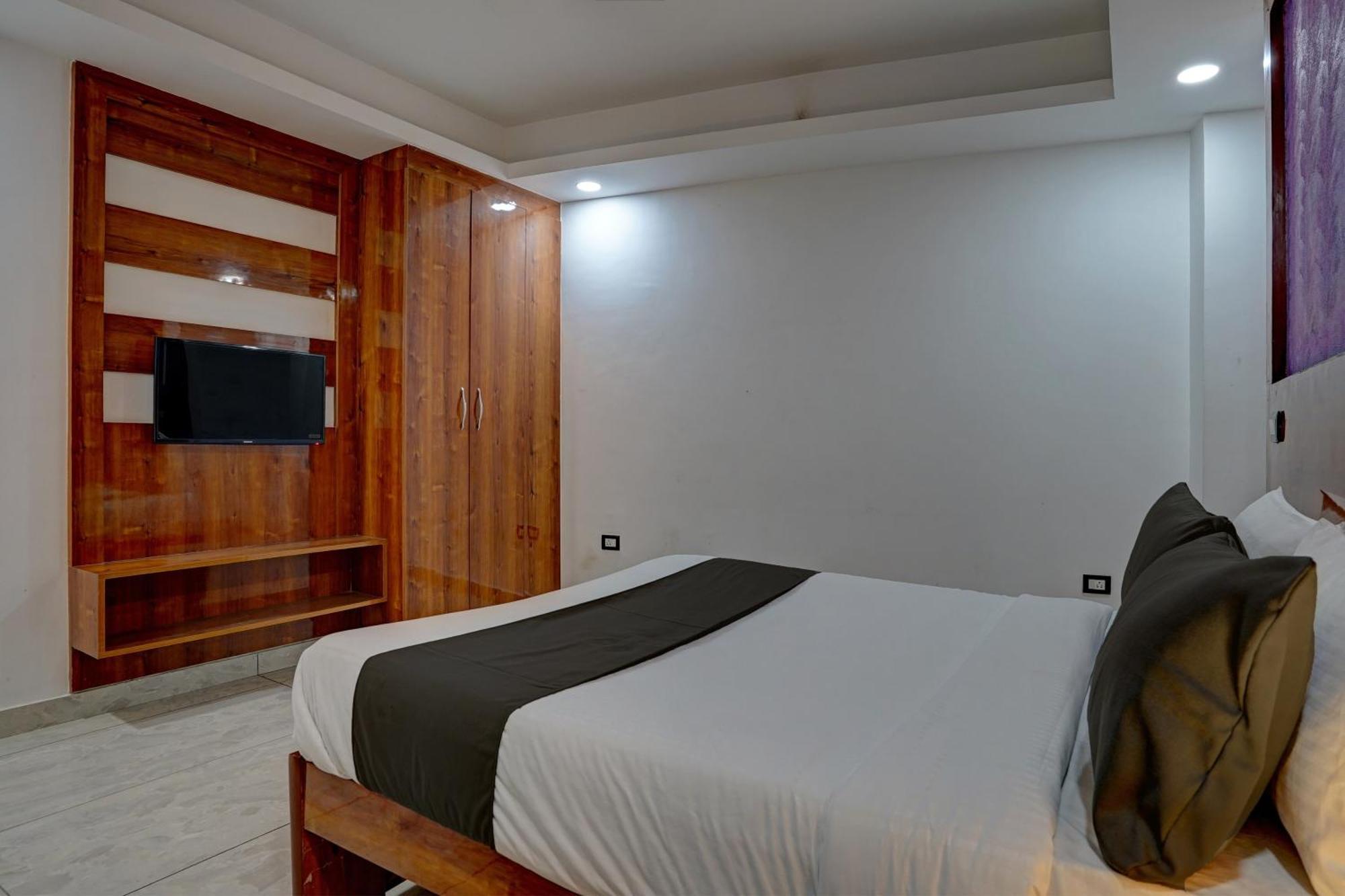 Hotel Hight Krone A Family Hotel Near Igi Airport Delhi Нью-Дели Экстерьер фото